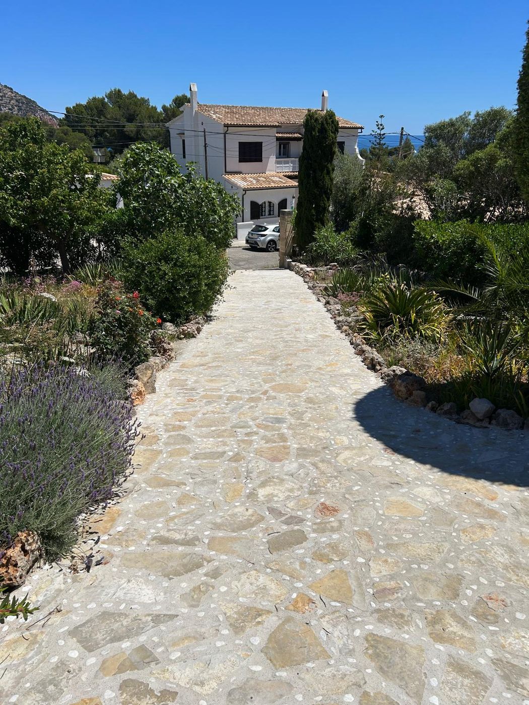 Natursteinweg auf Mallorca, verlegt von Fliesen Dell