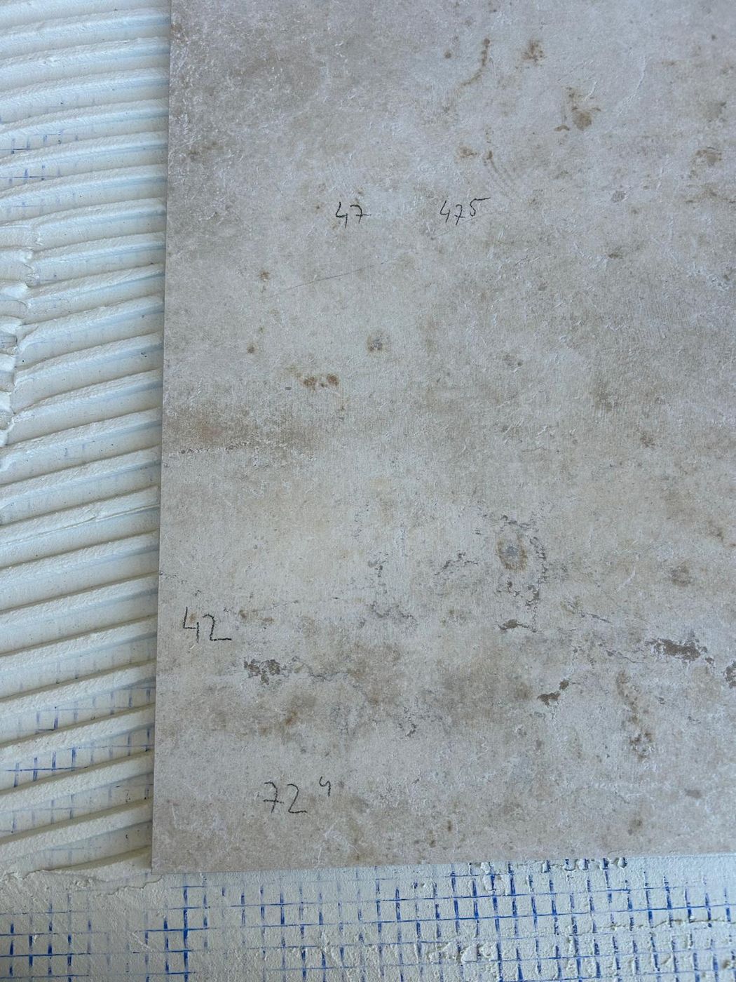 Detailaufnahme einer präzise verlegten Großformatplatte