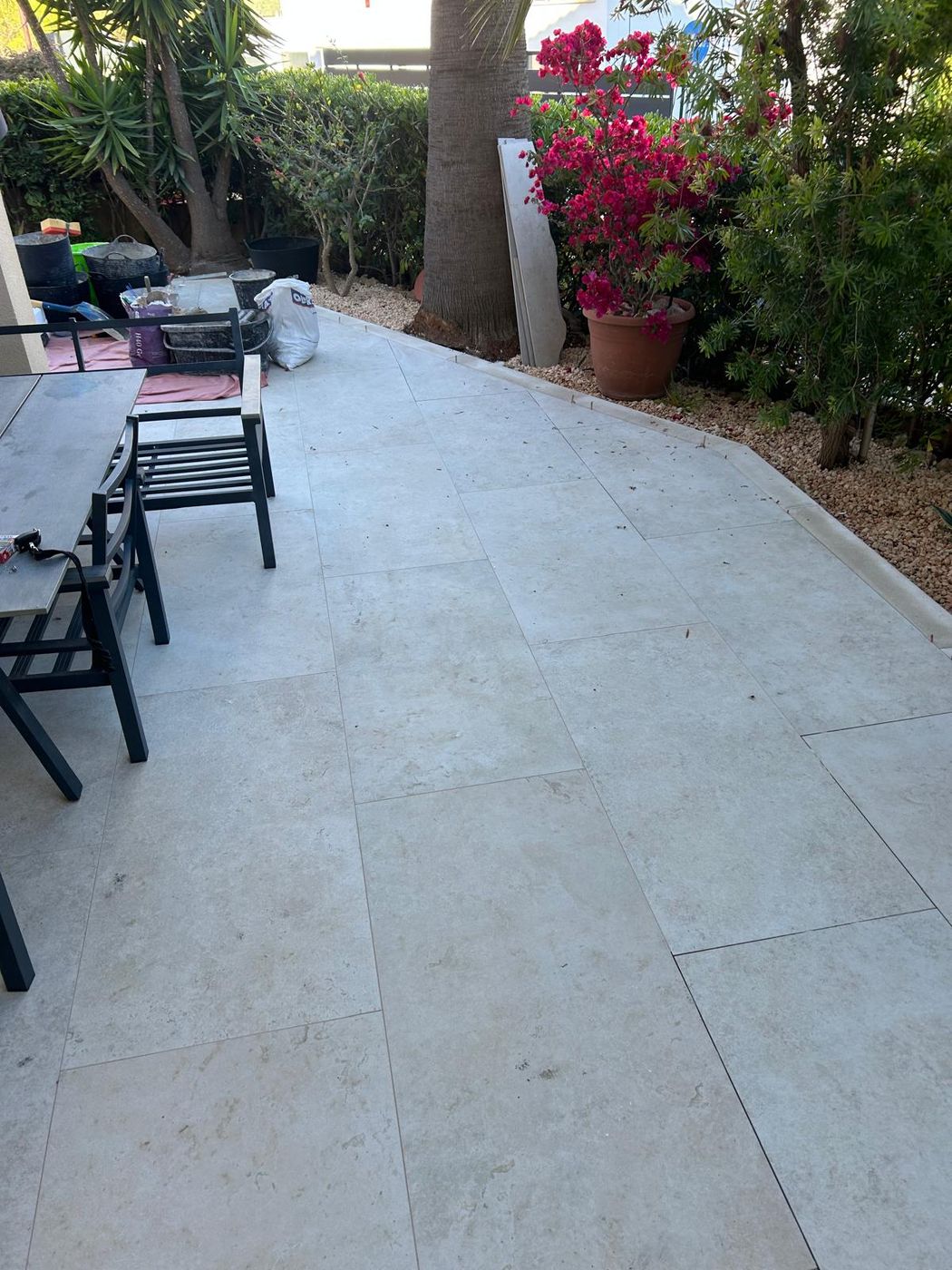 Fertige Terrasse mit großformatigen Platten