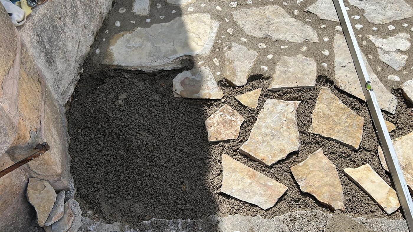 Naturstein wird ins Mörtelbett verlegt