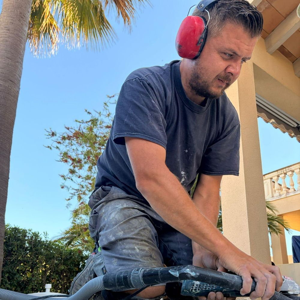 Viktor Dell bei der Arbeit – Fliesen Dell, Mallorca